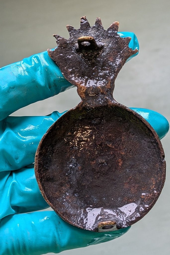 Grenadier emblem in the shape of a flaming grenade